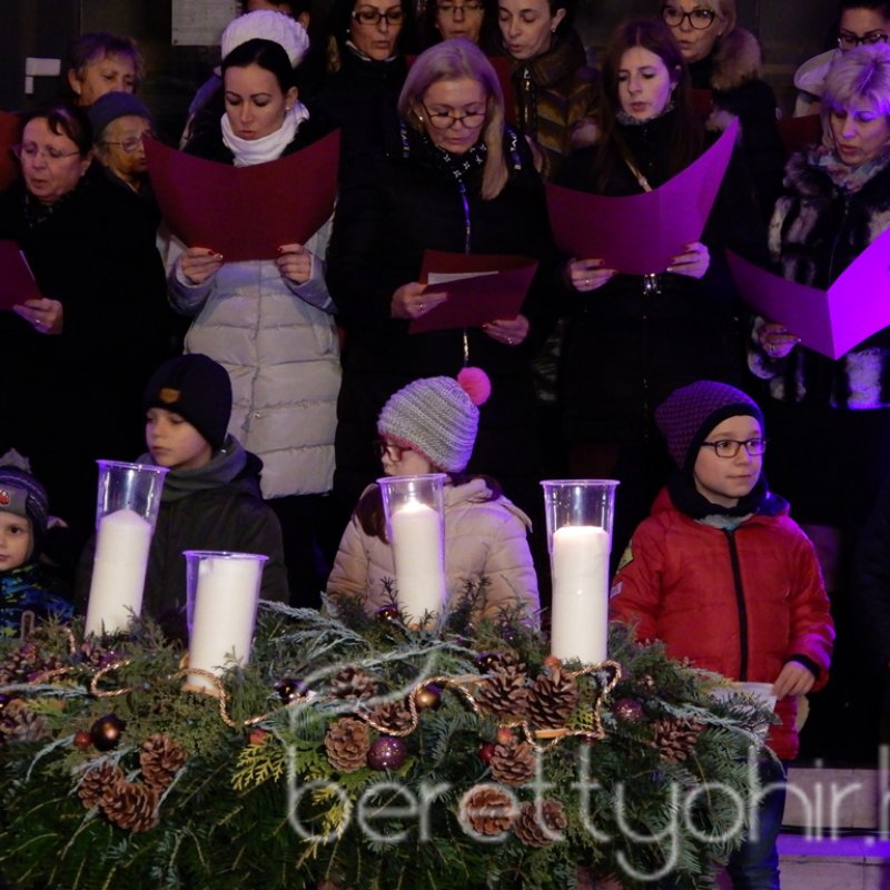 Fellobbant a szeretet lángja is 24